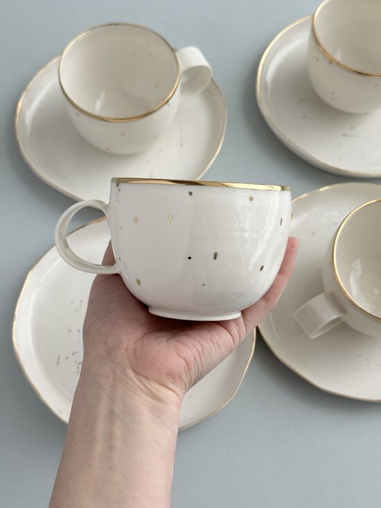 Balti zeltaina krūze ar apakštasi