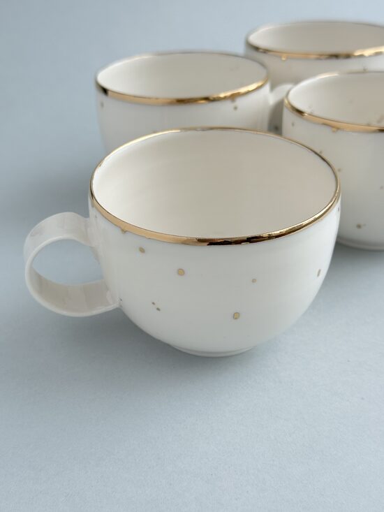 Balta krūze ar zelta akcentiem