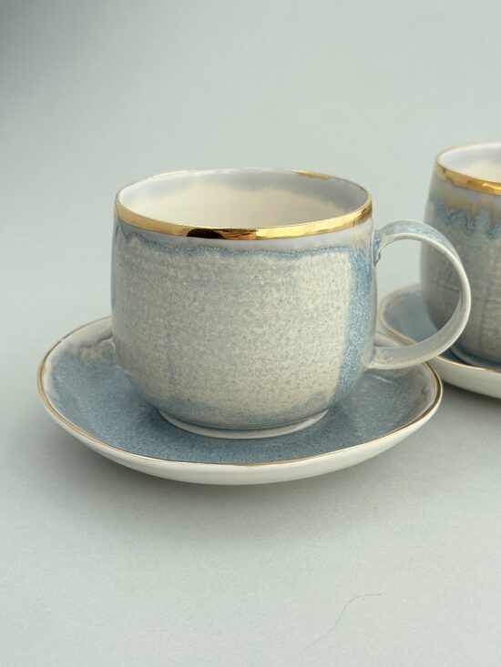 Tirkīzzila krūze ar apakštasi