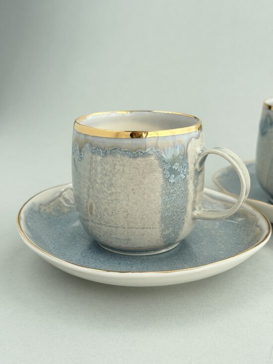 Mazā tirkīzzilā krūzīte ar apakštasi