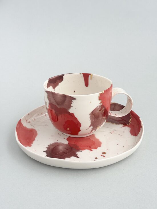 Raibā porcelāna krūze sarkanos toņos